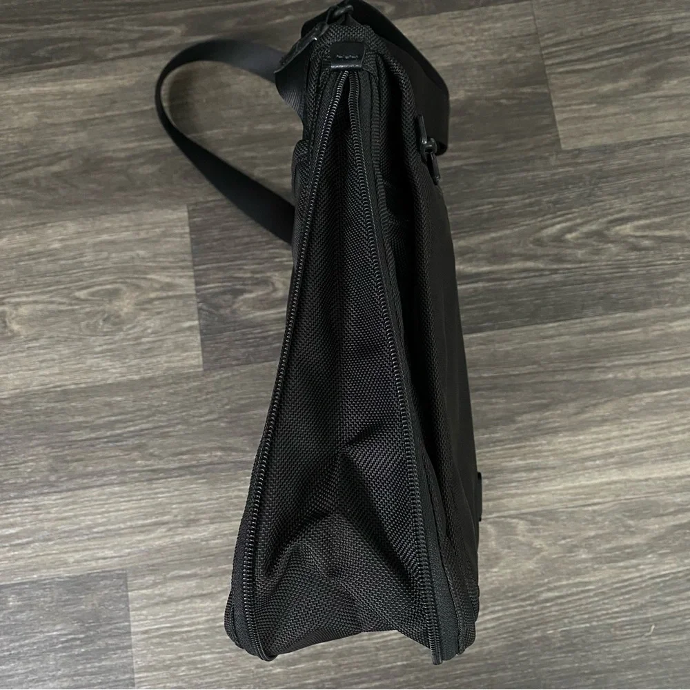 Tumi Alpha Slim Expandable Messenger Bag Black Ballistic Nylon Flip Over 22177DH